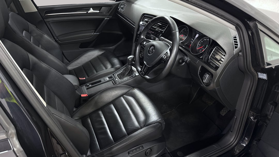 2018 Volkswagen Golf 110 Tsi Highline, Automatic, 85919 km, Right Side Front Door Cabin View