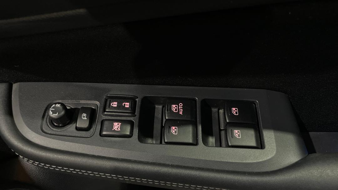 2017 Subaru Outback 2.5i  AWD, Automatic, 102900 km, Drivers Side Door Panel Controls