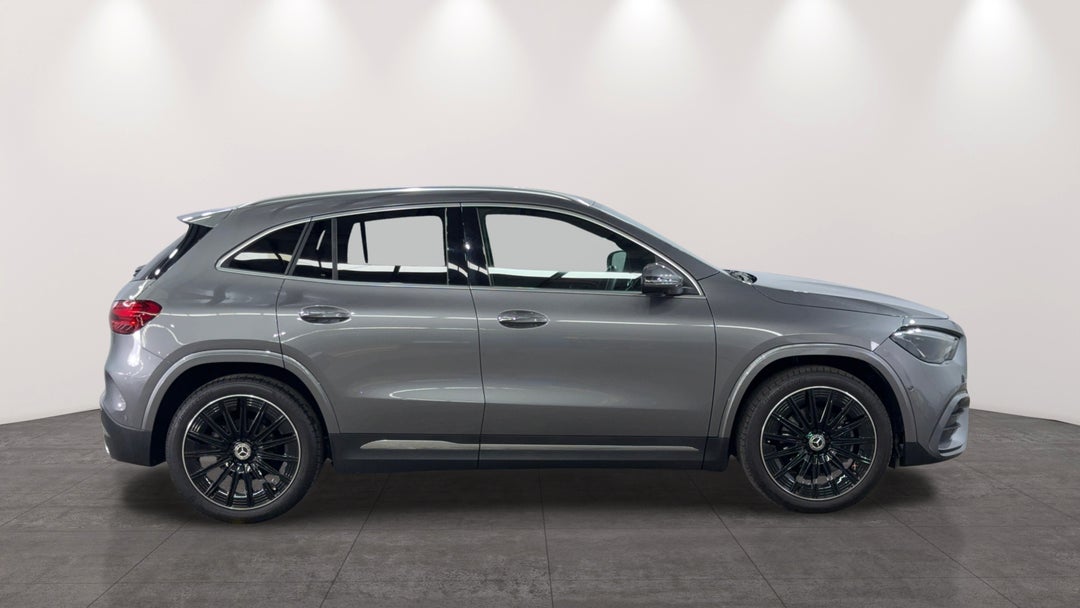 2024 Mercedes-benz GLA 200, Automatic, 14163 km, Right Side View