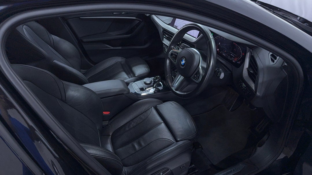 2019 BMW 1 18i M Sport, Automatic, 45275 km, Right Side Front Door Cabin View