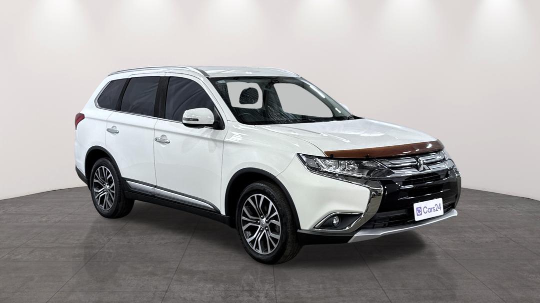 2017 Mitsubishi Outlander Ls (4x2), Automatic, 73155 km, Right Front Diagonal (45- Degree) View