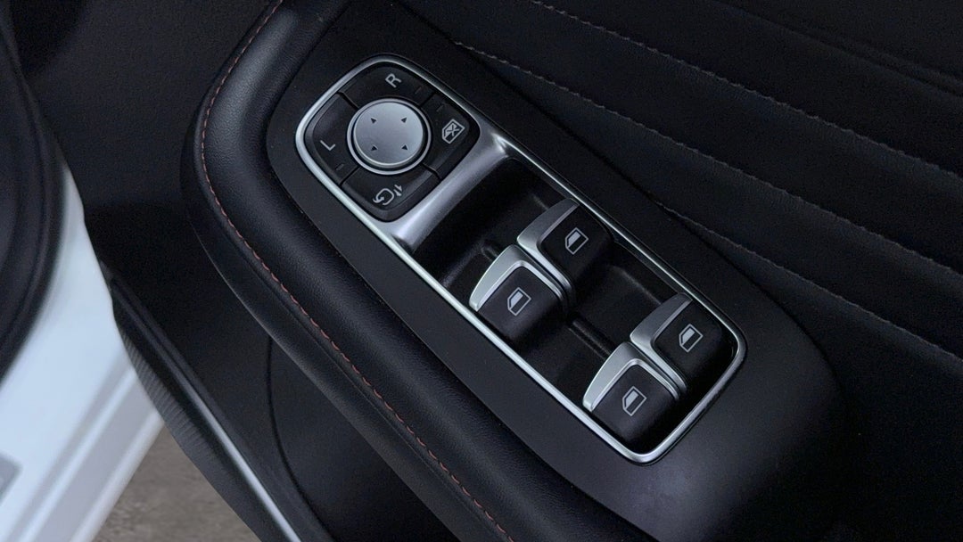 2022 MG HS +ev Phev Essence, Automatic, 22307 km, Drivers Side Door Panel Controls