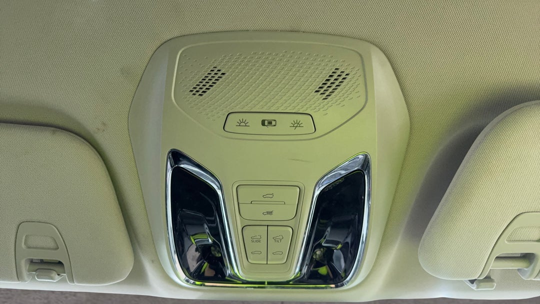 On-Roof Controls/Sunglass holder