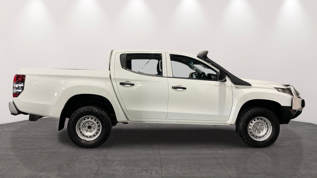 2018 Mitsubishi Triton Glx (4x4), Automatic, 78237 km, Right Side View