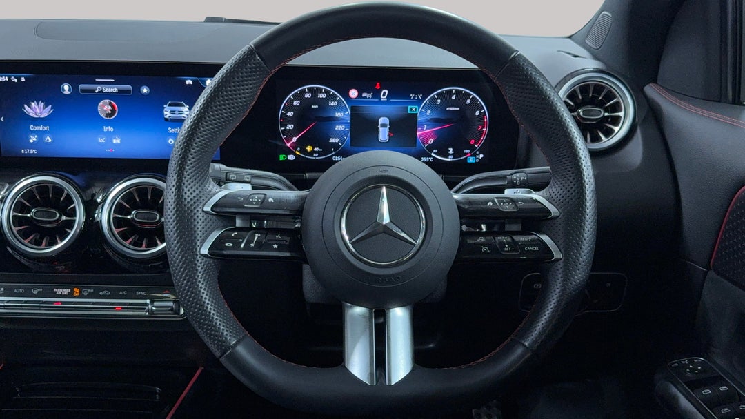 2024 Mercedes-benz GLA 200, Automatic, 14163 km, Steering Wheel Close-up