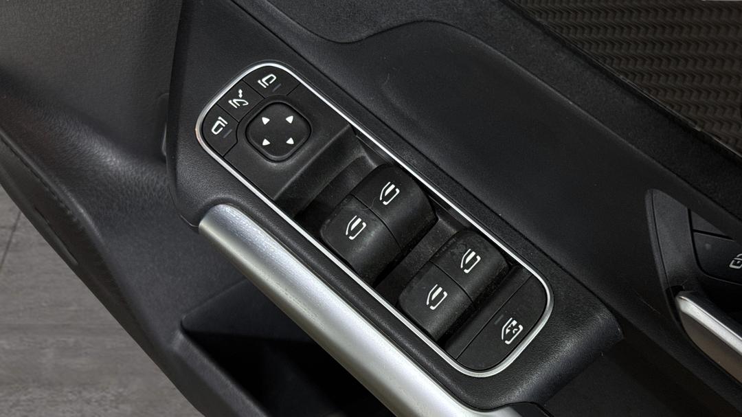2020 Mercedes-benz GLA 200, Automatic, 72379 km, Drivers Side Door Panel Controls