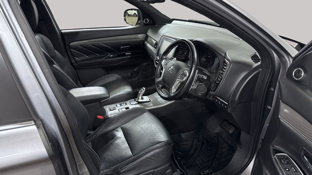 2020 Mitsubishi Outlander Phev Exceed 5 Seat (AWD), Automatic, 84513 km, Right Side Front Door Cabin View