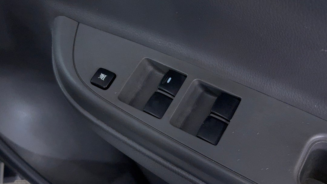 2017 Mitsubishi Triton Glx Plus (4x4), Automatic, 150949 km, Drivers Side Door Panel Controls