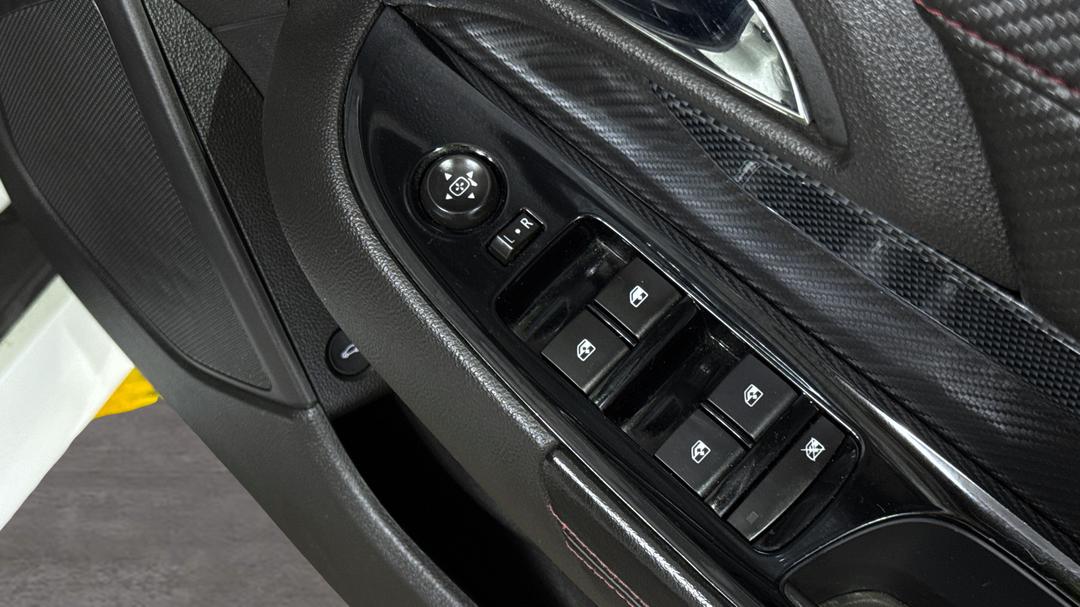 2016 Holden Commodore Sv6 Black Edition, Automatic, 160878 km, Drivers Side Door Panel Controls