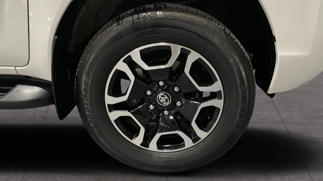 2022 Toyota Hilux Sr5 (4x4), Automatic, 31853 km, Right Front Wheel