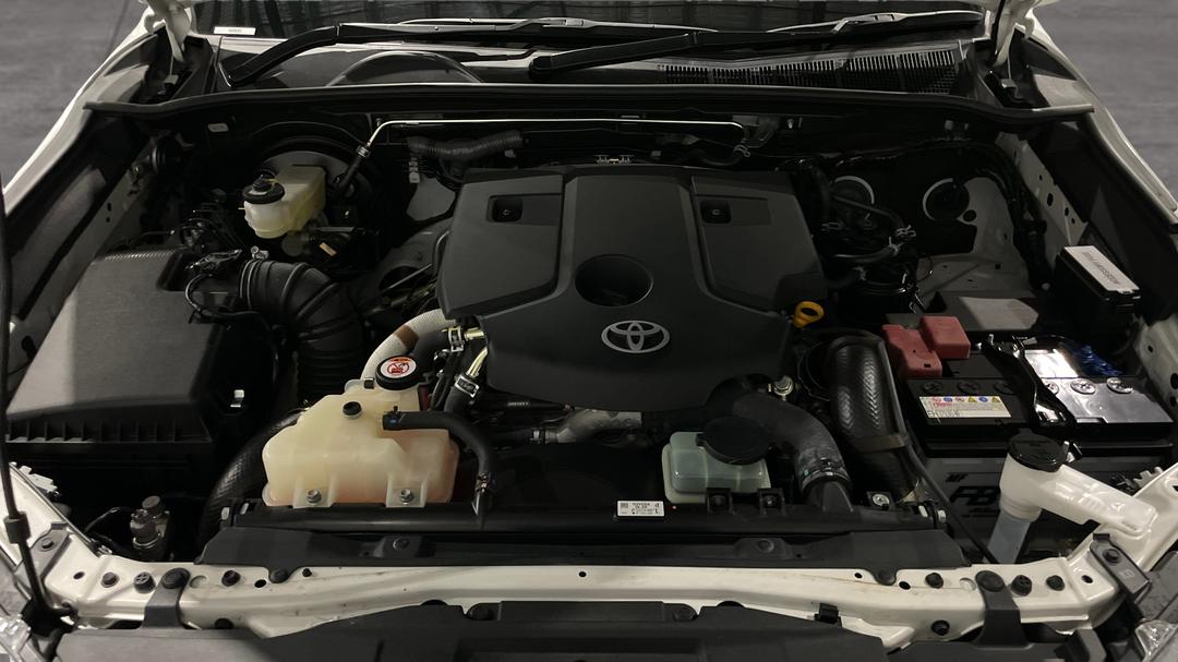 2022 Toyota Hilux Sr5 (4x4), Automatic, 31853 km, Open Bonnet (Engine)