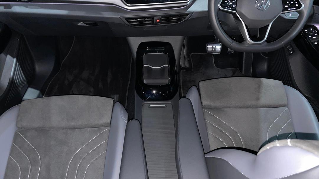 2025 Volkswagen Id.4 Pro, Automatic, 6405 km, Center Console