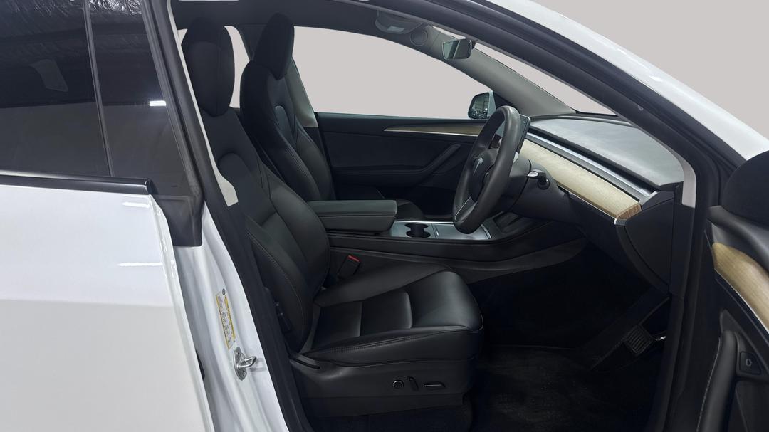 2022 Tesla Model Y Rear-wheel Drive, Automatic, 35135 km, Right Side Front Door Cabin View