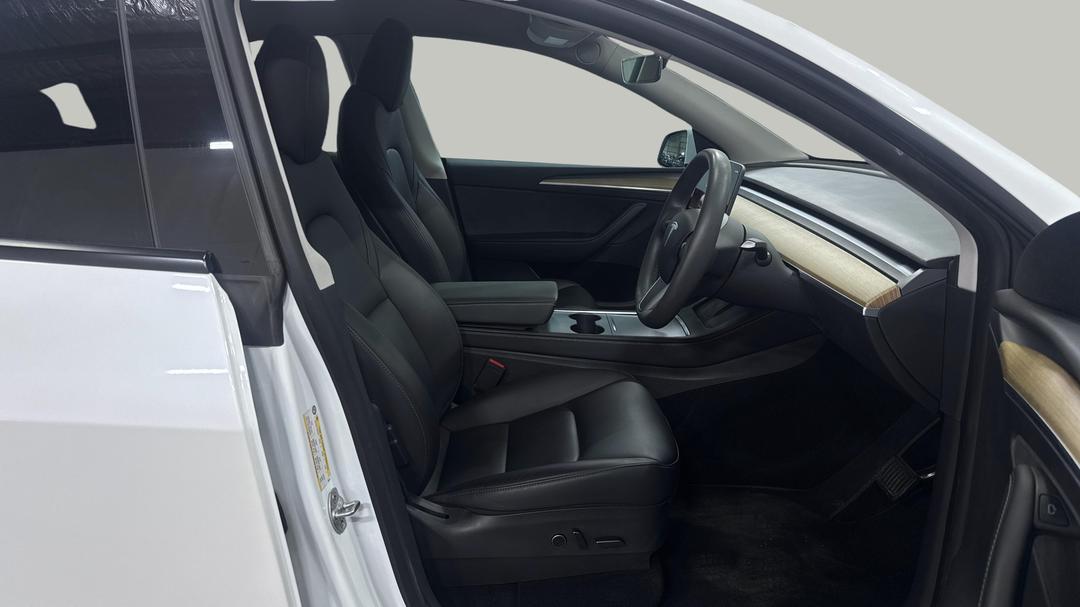 2022 Tesla Model Y Rear-wheel Drive, Automatic, 35135 km, Right Side Front Door Cabin View