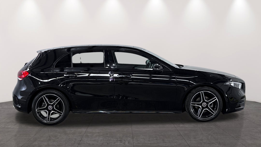 2022 Mercedes-benz A180 A180, Automatic, 18967 km, Right Side View