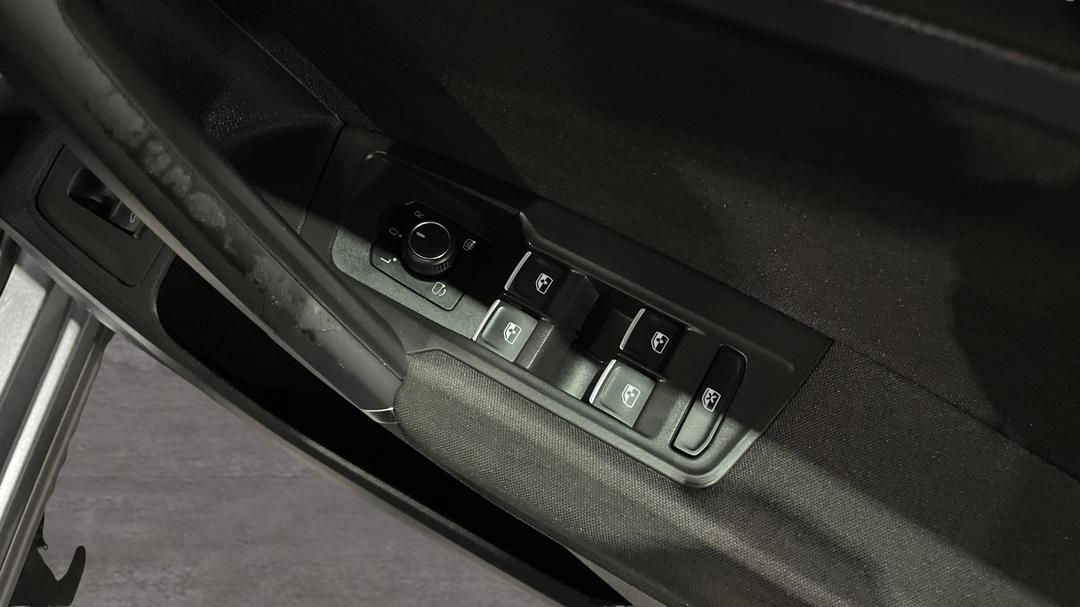 2018 Volkswagen Tiguan 110 Tdi Comfortline, Automatic, 85903 km, Drivers Side Door Panel Controls