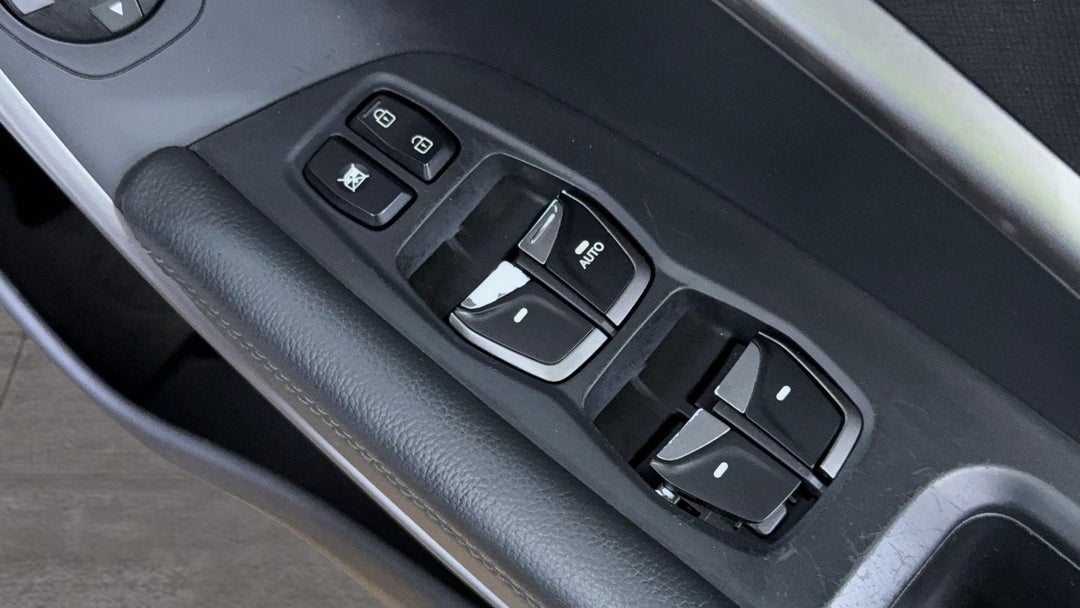 2015 Hyundai Santa Fe Highlander Crdi (4x4), Automatic, 133393 km, Drivers Side Door Panel Controls