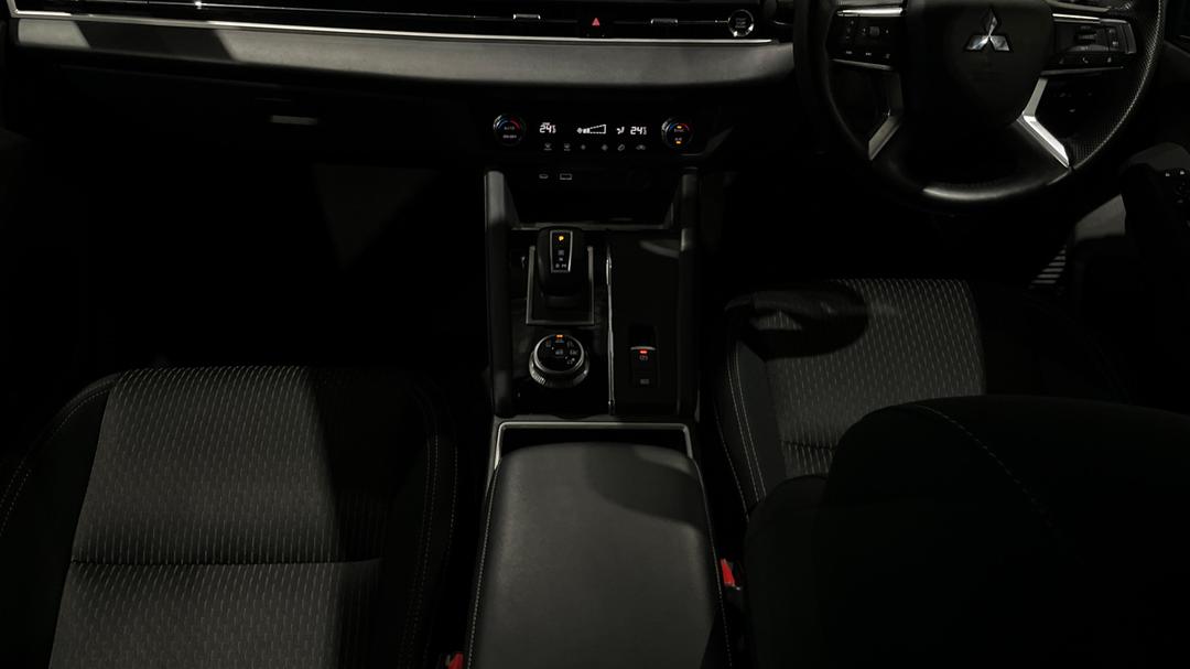 2024 Mitsubishi Outlander Ls 7 Seat (2WD), Automatic, 54747 km, Center Console