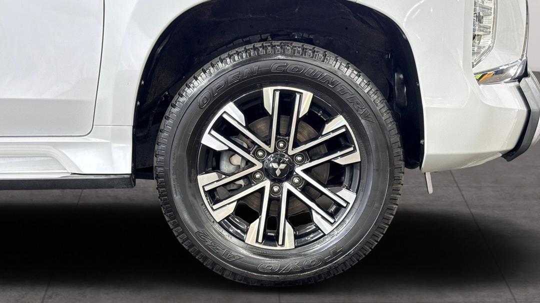 2023 Mitsubishi Pajero Sport Gls (4WD) 7 Seat, Automatic, 19204 km, Right Front Wheel