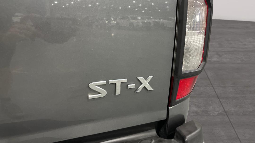 2016 Nissan Navara St-X (4x2), Automatic, 162767 km, Badge (Boot Right Side)
