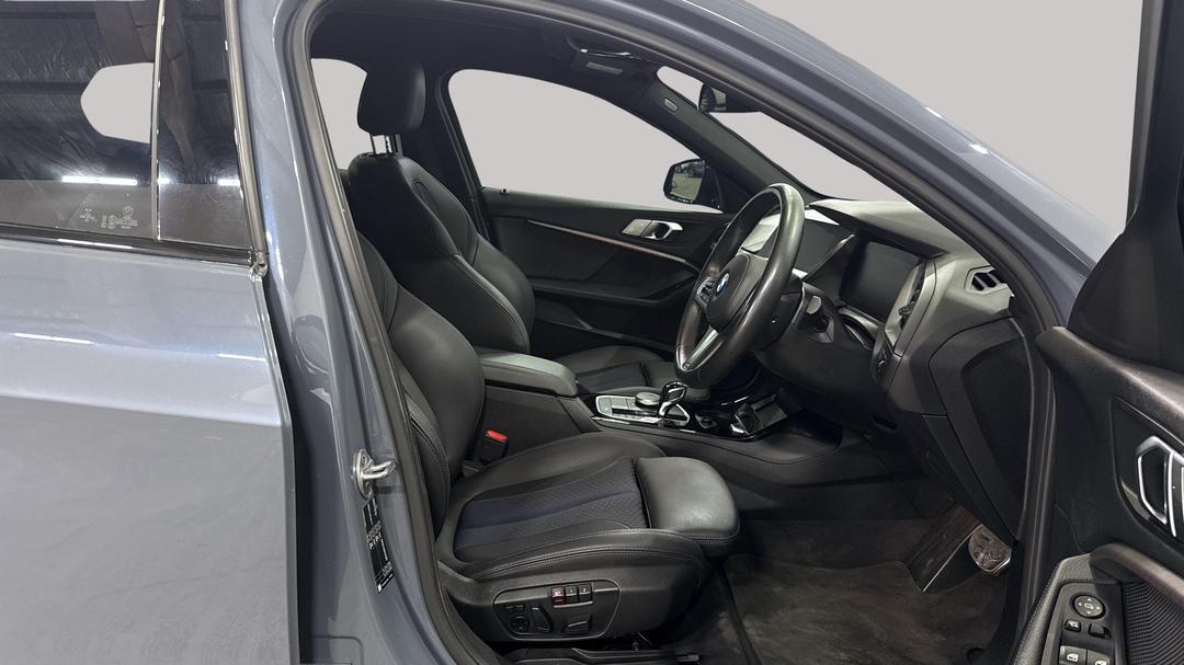 2020 BMW 1 18i M Sport, Automatic, 33680 km, Right Side Front Door Cabin View
