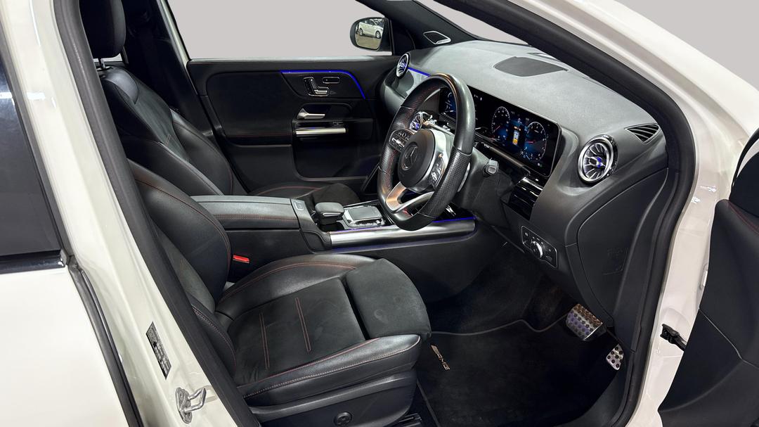 2020 Mercedes-benz GLA 200, Automatic, 72379 km, Right Side Front Door Cabin View