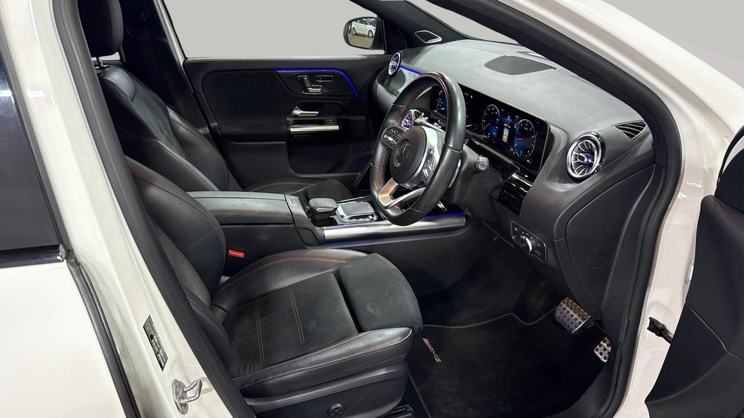 2020 Mercedes-benz GLA 200, Automatic, 72379 km, Right Side Front Door Cabin View