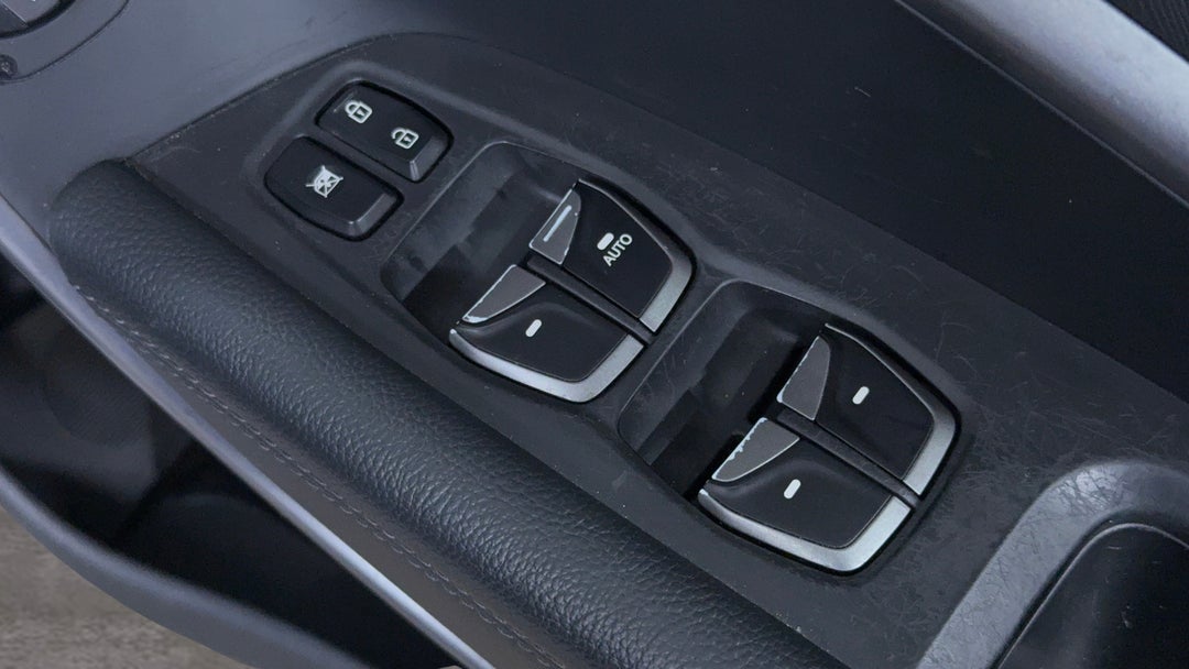 2015 Hyundai Santa Fe Highlander Crdi (4x4), Automatic, 142786 km, Drivers Side Door Panel Controls