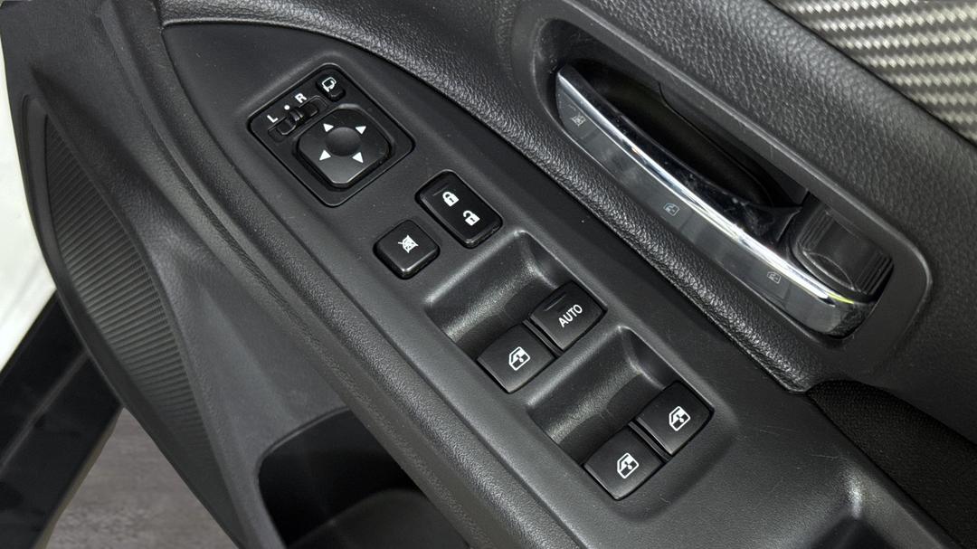 2017 Mitsubishi Outlander Ls (4x2), Automatic, 73155 km, Drivers Side Door Panel Controls