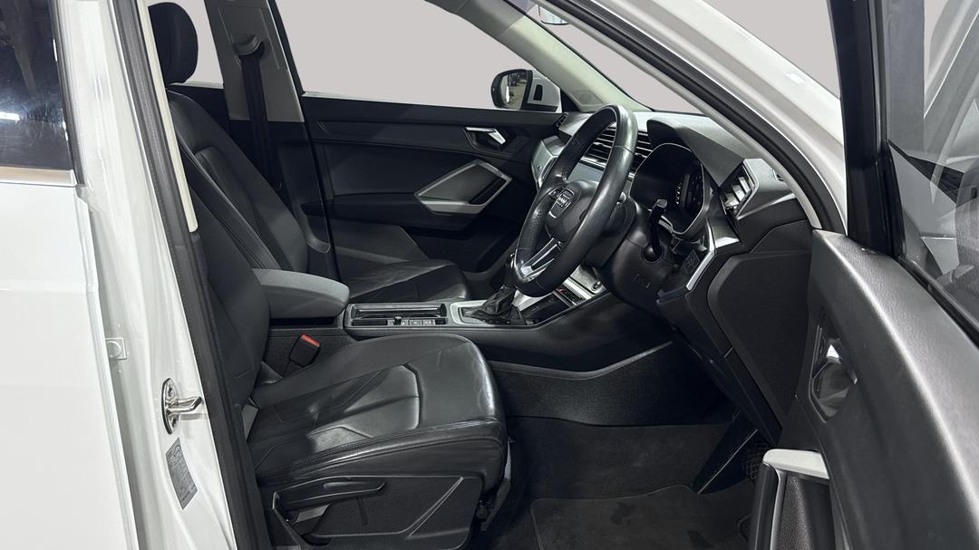 2020 Audi Q3 35 Tfsi, Automatic, 38440 km, Right Side Front Door Cabin View