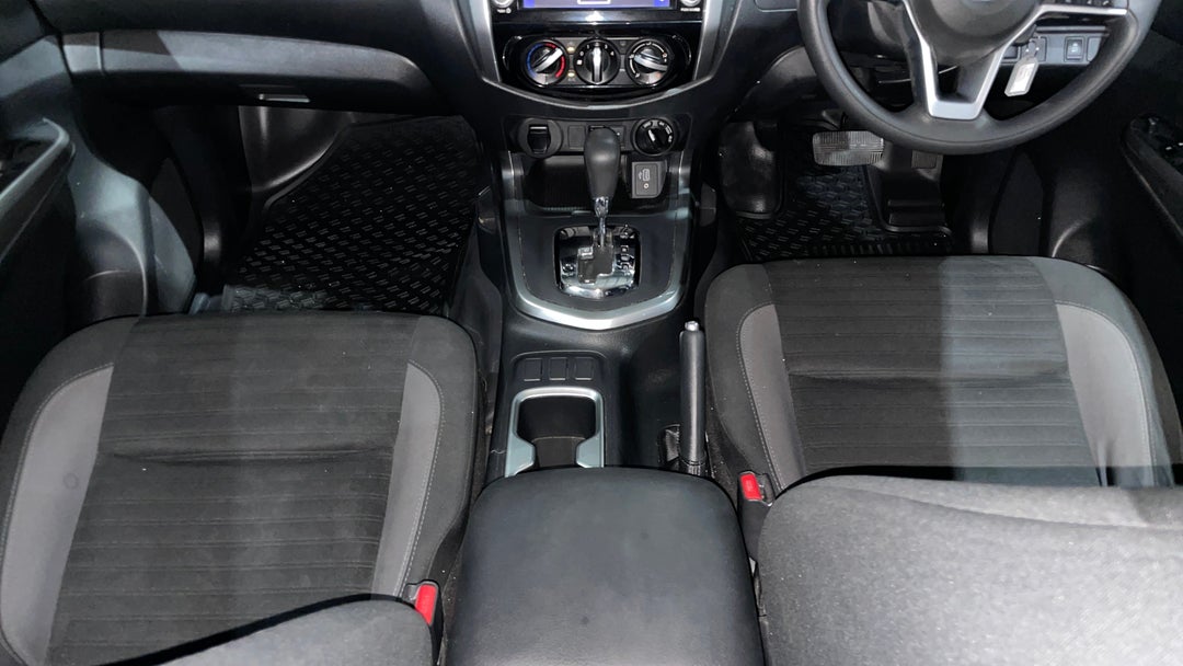 2021 Nissan Navara Sl (4x4), Automatic, 77512 km, Center Console