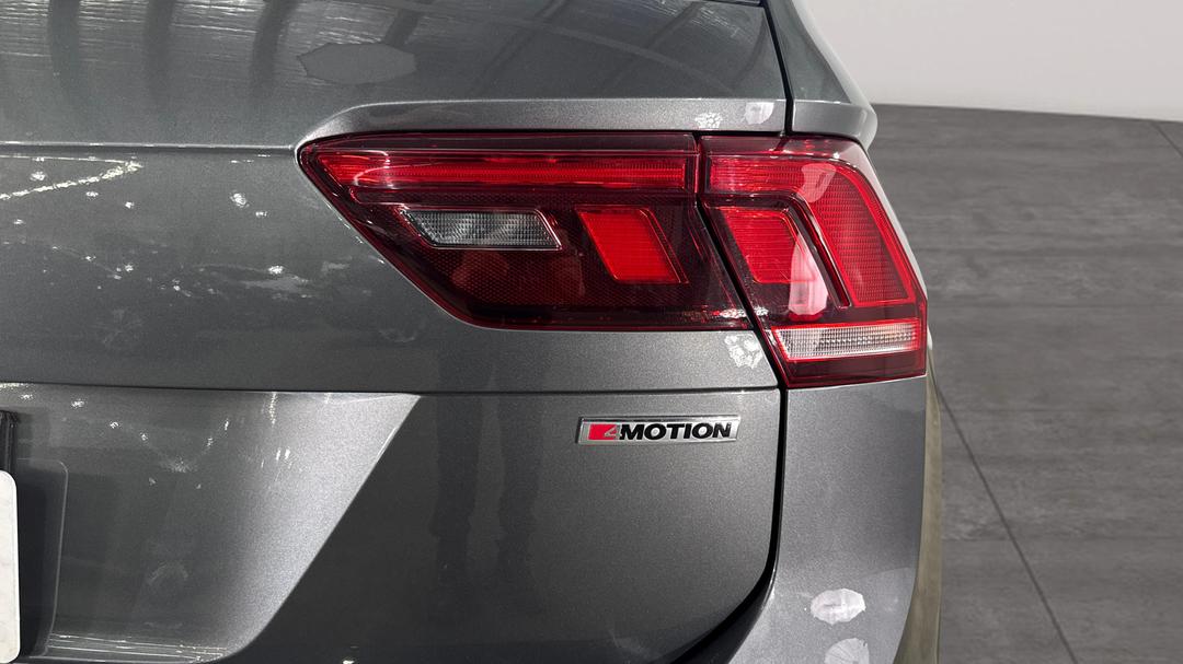 2019 Volkswagen Tiguan 132 Tsi R-line Edition, Automatic, 73872 km, Badge (Boot Right Side)