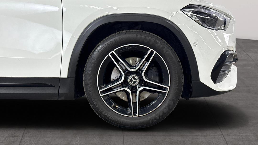 2020 Mercedes-benz GLA 200, Automatic, 72379 km, Right Front Wheel