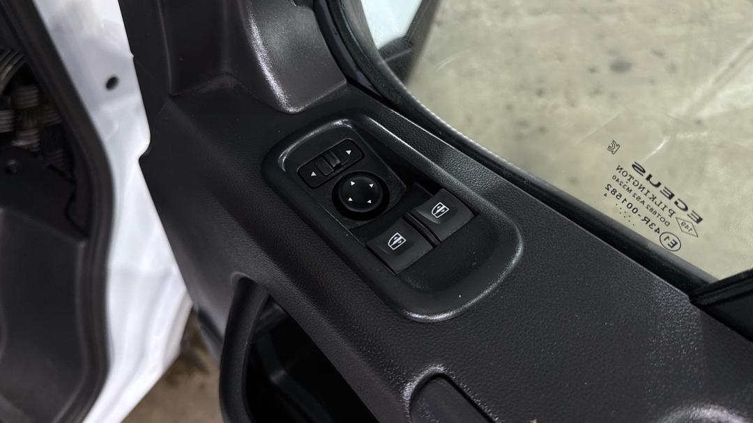 2024 Renault Master Pro Elwb RWD (120kw) L4h3, Manual, 3331 km, Drivers Side Door Panel Controls