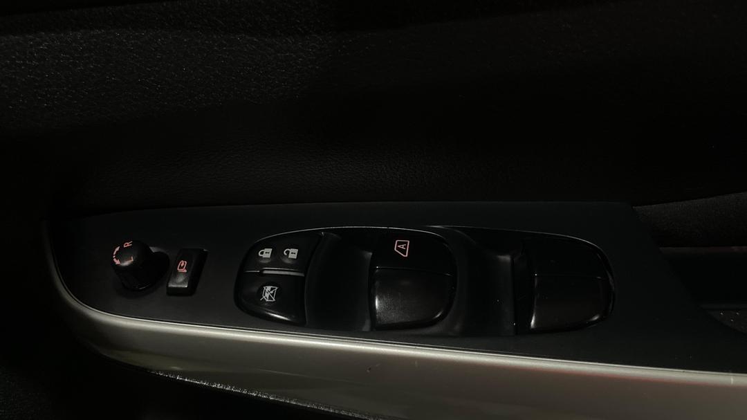 2018 Nissan Navara St-X (4x4), Automatic, 82330 km, Drivers Side Door Panel Controls