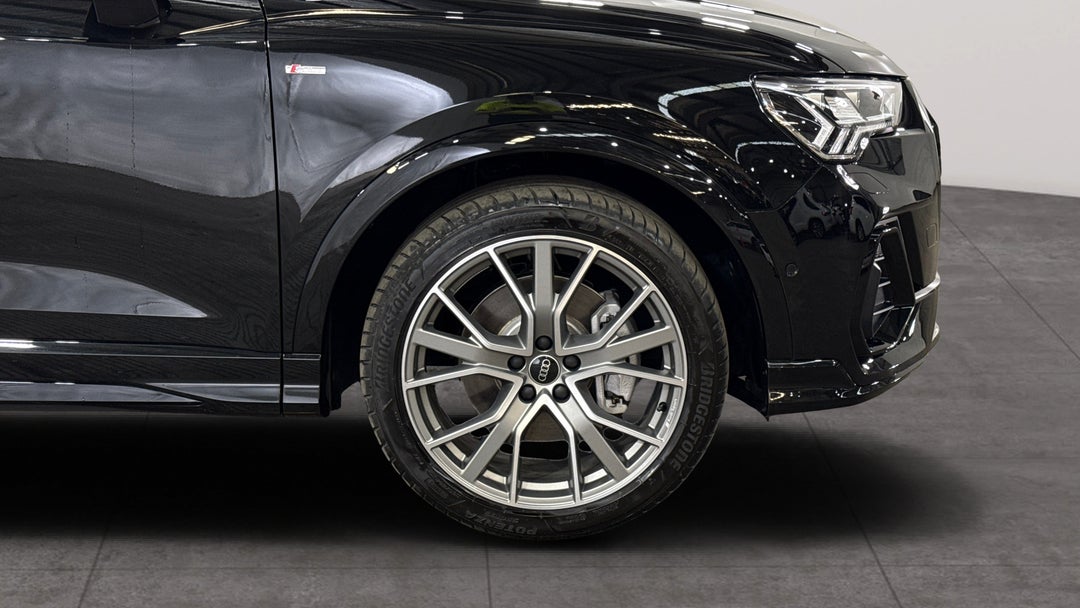 2025 Audi Q3 40 Tfsi Quattro S Line, Automatic, 10429 km, Right Front Wheel