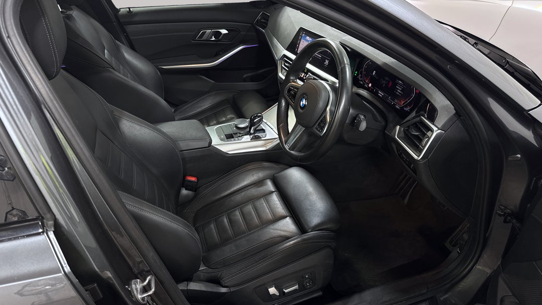 2020 BMW 3 20i M Sport, Automatic, 30961 km, Right Side Front Door Cabin View