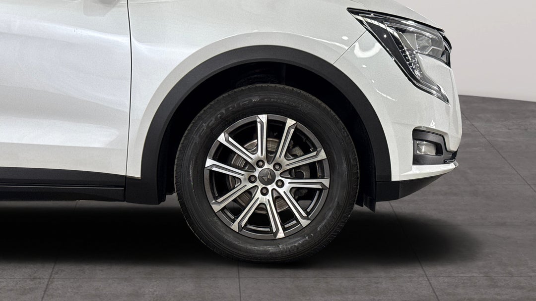 2023 Mahindra Xuv700 Ax7l, Automatic, 60220 km, Right Front Wheel