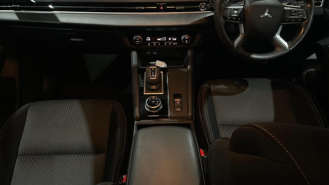 2024 Mitsubishi Outlander Es 5 Seat (2WD), Automatic, 56702 km, Center Console