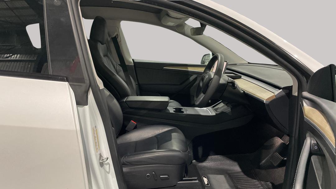 2023 Tesla Model Y Rear-wheel Drive, Automatic, 61253 km, Right Side Front Door Cabin View