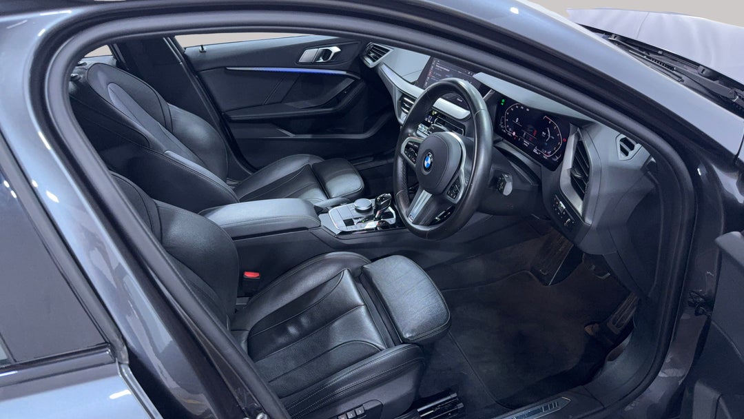 2020 BMW 1 18i M Sport, Automatic, 33346 km, Right Side Front Door Cabin View