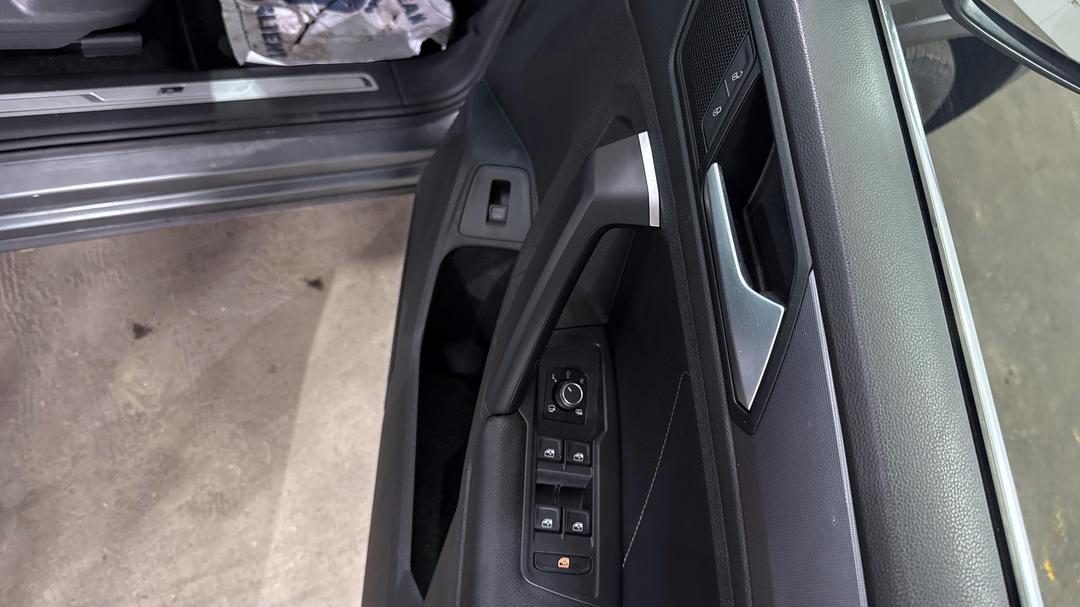 2019 Volkswagen Tiguan 132 Tsi R-line Edition, Automatic, 73872 km, Drivers Side Door Panel Controls