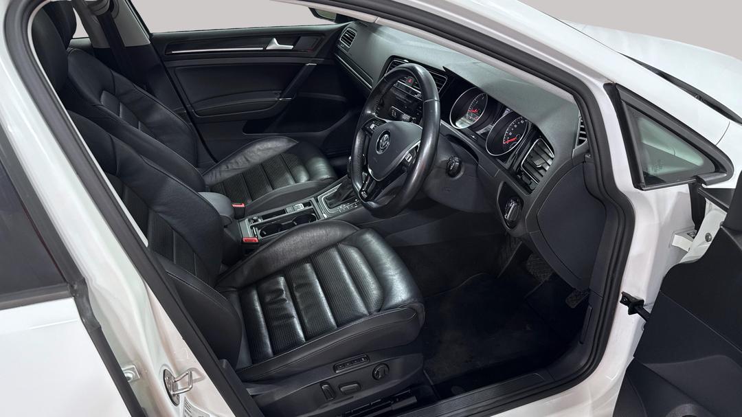 2019 Volkswagen Golf 110 Tsi Highline, Automatic, 81660 km, Right Side Front Door Cabin View