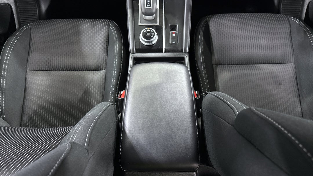 2023 Mitsubishi Outlander Es 7 Seat (2WD), Automatic, 52062 km, Center Console