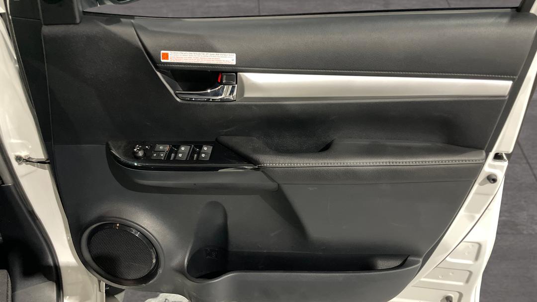 2022 Toyota Hilux Sr5 (4x4), Automatic, 31853 km, Speaker View
