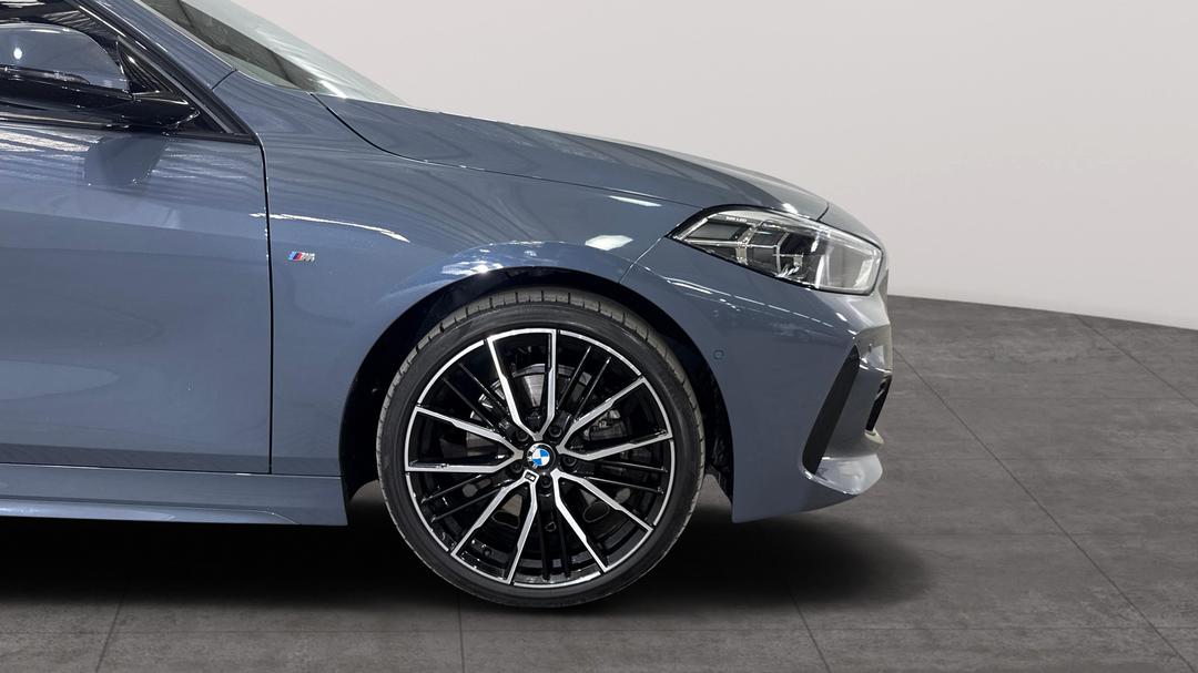 2020 BMW 1 18i M Sport, Automatic, 33680 km, Right Front Wheel