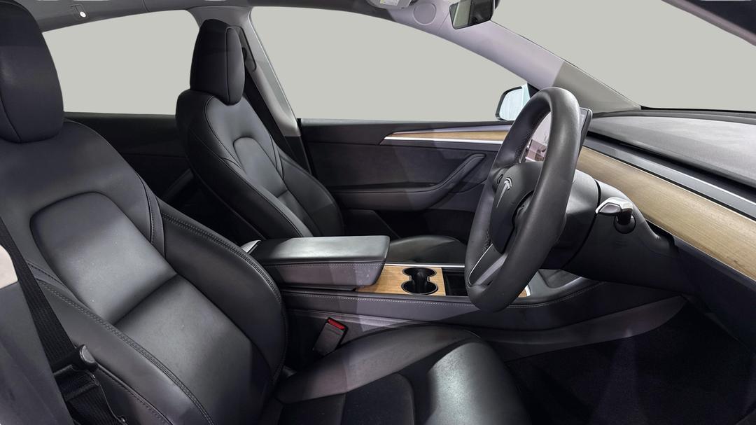 2022 Tesla Model Y Rear-wheel Drive, Automatic, 51099 km, Right Side Front Door Cabin View