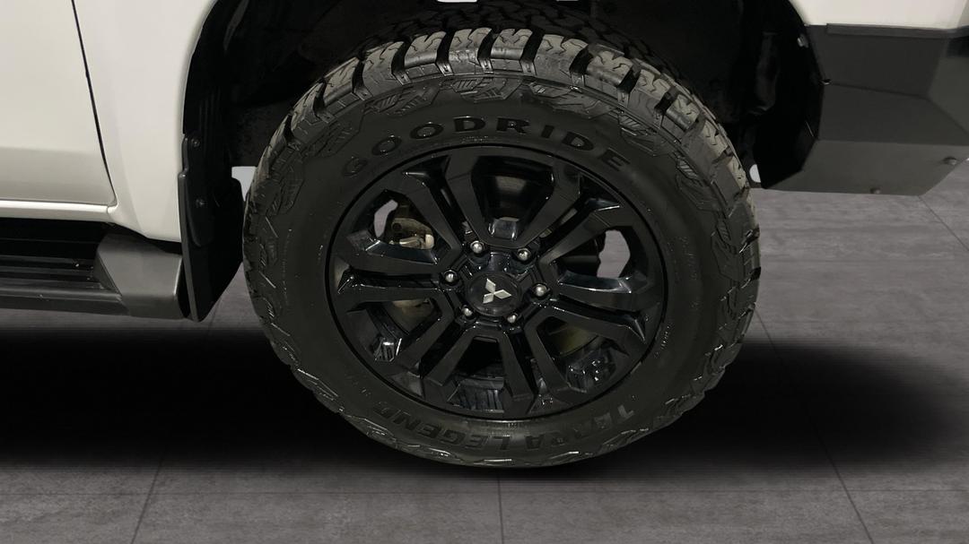 2022 Mitsubishi Triton Glx-r (4x4), Automatic, 48228 km, Right Front Wheel