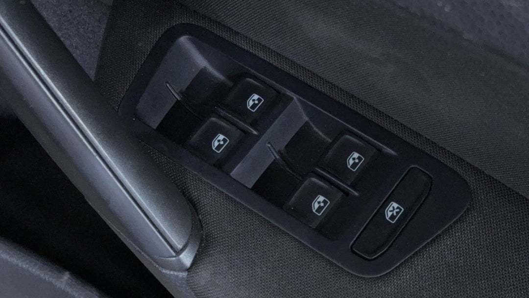 2017 Volkswagen Golf 110 Tsi Trendline, Automatic, 67351 km, Drivers Side Door Panel Controls