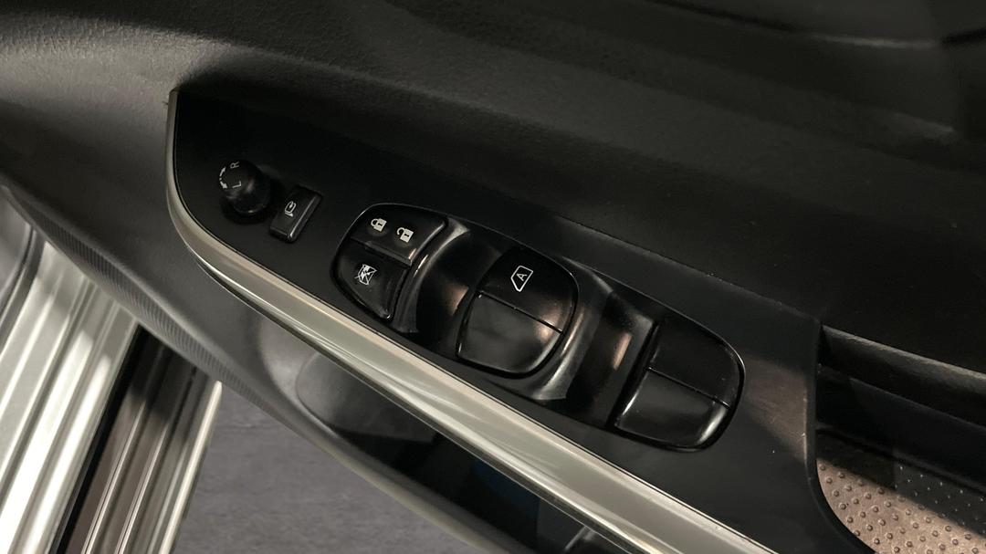2016 Nissan Navara St-X (4x2), Automatic, 162767 km, Drivers Side Door Panel Controls